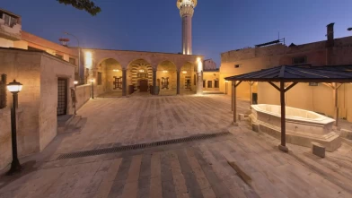 Depremde hasar gören iki tarihi cami yeniden ibadete açılıyor