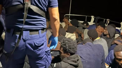 Kuşadası açıklarında lastik bottaki 29 kaçak göçmen yakalandı!
