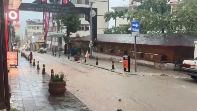 Artvin’de sağanak sele dönüştü: Ev ve iş yerlerini su bastı