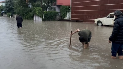 Erzincan'da sağanak sonrası yollar göle döndü: Evlerin kapılarına kadar ulaştı