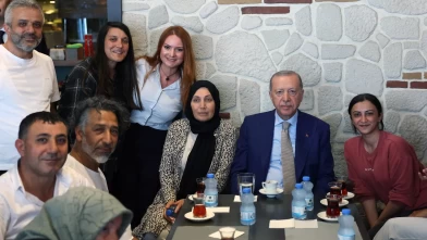 Cumhurbaşkanı Erdoğan'dan Çengelköy'de sürpriz ziyaret!