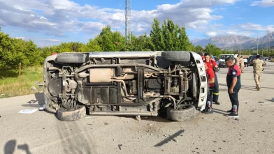 Erzincan’da otomobil aydınlatma direğine çarparak yan yattı: 1 yaralı