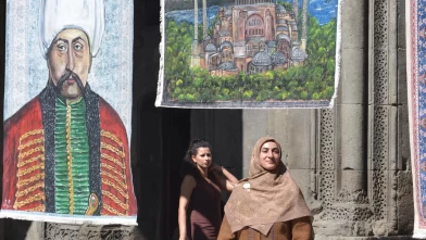 Kilimlere yaptığı portrelerle sergi açtı