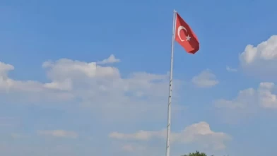 Türk bayrağına çirkin saldırı! Silahla ateş edildi