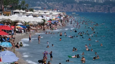 Sıcaktan bunalanlar sahile akın etti