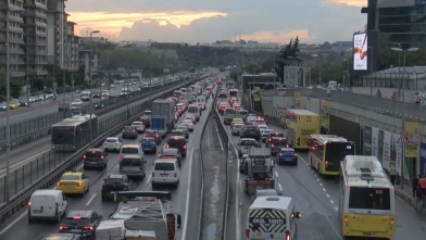 İstanbul'da hafta ortası trafiği hayatı felç etti!