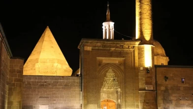 HUNAT HATUN KİMDİR? Sultan Alaeddin Keykubat’ın eşi Mahperi Hatun hayatı