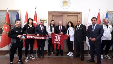 Kadın futbolcular Bakan Yaşar Güler’le bir araya geldi