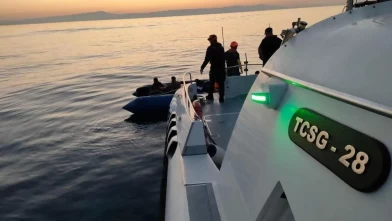 İzmir açıklarında lastik botta can pazarı: 1'i çocuk 19 düzensiz göçmen kurtarıldı