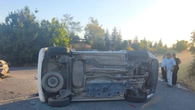 Hafif ticari araç ile SUV çarpıştı, ortalık savaş alanına döndü!