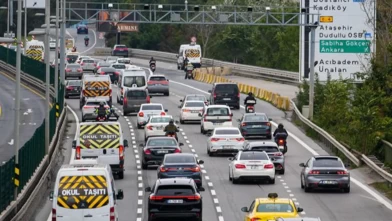 İstanbul'da yağmur trafiği kilitledi