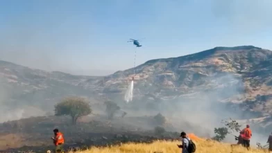 Tunceli Çakaran Vadisi'nde yangın paniği: Alevlere helikopterli müdahale
