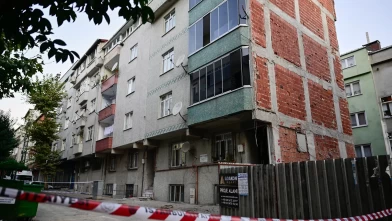 Sultangazi'de 2 apartmanda korkutan çatlaklar!