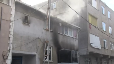 Kartal’daki bina yangınında mahsur kalan 2 kişi kurtarıldı