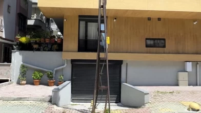 Avcılar'da garajın önündeki elektrik direği şaşkına çevirdi!