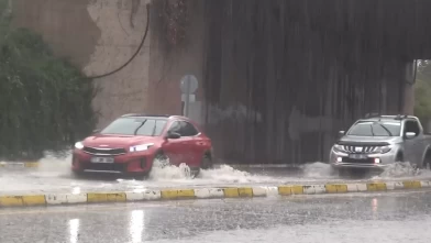 Yalova’yı sağanak vurdu: Cadde ve sokaklar göle döndü