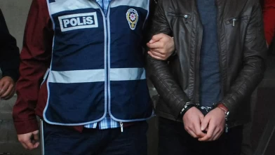 20 suç kaydı bulunan hükümlü çatıda saklanırken yakalandı!