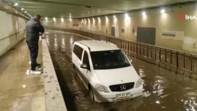 Pendik'te alt geçit göle döndü, minibüs mahsur kaldı
