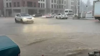 Adıyaman Besni'de sağanak alarmı! Cadde ve sokaklar göle döndü