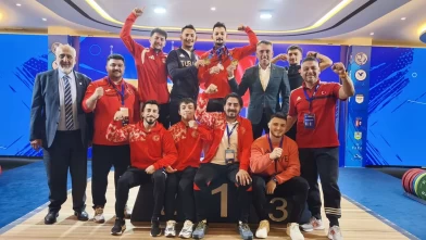 Millilerden Arnavutluk'ta madalya yağmuru