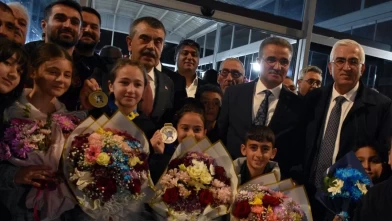 Balkan şampiyonu olan Erzurumlu judocuları Bakan Tekin karşıladı