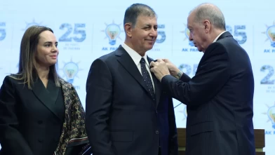 İzmir Büyükşehir Belediye Başkanı Cemil Tugay, AK Parti'ye geçti