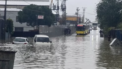 İstanbul sokakları nehre dönüştü, seferler iptal edildi