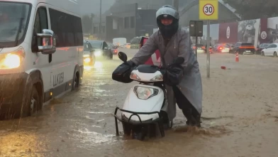 Kağıthane ve Sarıyer'de sağanak hayatı felç etti