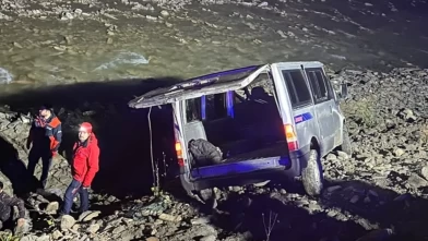 Hakkari'de kaçak göçmenleri taşıyan minibüs dereye uçtu