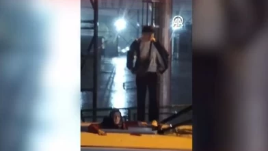 Sarıyer'de mahsur kalan yolcular otobüsün çatısına sığındı
