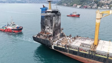 Karadeniz'de İHA saldırısına uğrayan gemi İstanbul Boğazı'ndan geçti