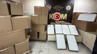 İzmir Bornova’da minibüsten 1 milyon 100 bin kaçak makaron çıktı