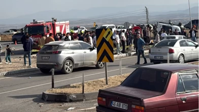 MHP'li Zuhal Karakoç'un konvoyunda kaza