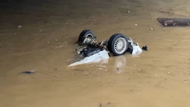 Sarıyer’de sel sonrası derede ters dönmüş araç bulundu