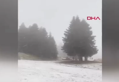 Uludağ’da mevsimin ilk karı yağdı: Sıcaklık 2 dereceye düştü