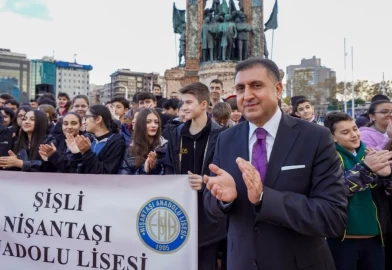 Taksim’de anlamlı tören: Öğretmenler günü için Cumhuriyet Anıtı'na çelenk bırakıldı