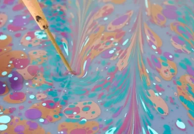 Çorum'da eskiyen kıyafetler ebru desenleriyle yenileniyor