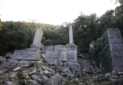 Termessos'taki iki anıt mezar ayağa kaldırılıyor