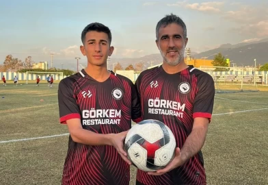 Hatay’da baba-oğul sahada! 42 yaşındaki baba, 16 yaşındaki oğluyla aynı takımda gol peşinde