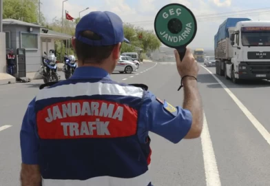 Jandarmanın trafik cezası yazdığı kişi öyle biri çıktı ki, ödemeyi cezayı kesen memur yaptı