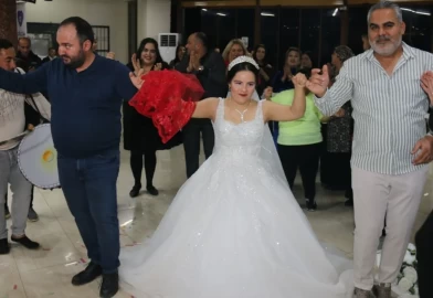 Hatay’da yürek ısıtan anlar! Down Sendromlu Ezgi’nin gelinlik hayali gerçek oldu