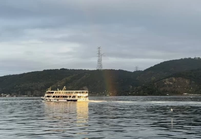 Yağmurun ardından İstanbul Boğazı’nda gökkuşağı şöleni