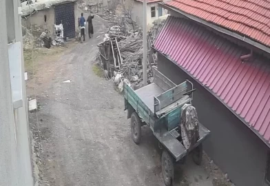 Vicdansız kocanın işkencesi kamerada!