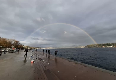 İstanbul Boğazı’nda gökkuşağı sürprizi
