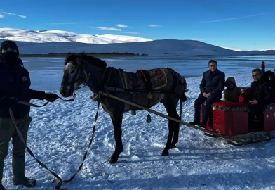 Çıldır Gölü’nde kış sezonu başlıyor: Buz kalınlığı 10 santimetreye ulaştı