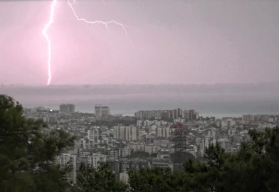 Falezler silüetini kaybetti! Antalya’da dev fırtına ve sağanak