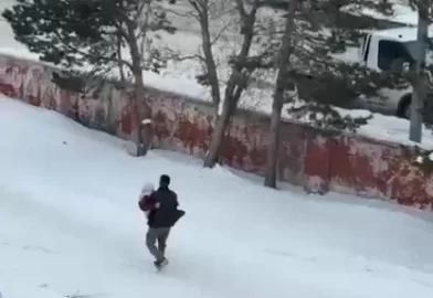 Kars'ta vefa dolu görüntü: Hasta annesini kucağında taşıdı