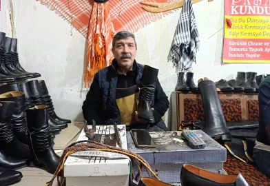 Turgutlu'da 45 yıllık Suat usta 100 yıllık kalıplarla geleneksel efe çizmeleri üretiyor!