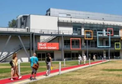 Mezunlar ve öğrenciler panikte! İstanbul Bilgi Üniversitesi diplomaları iptal mi edilecek? YÖK mevzuatı ne diyor?