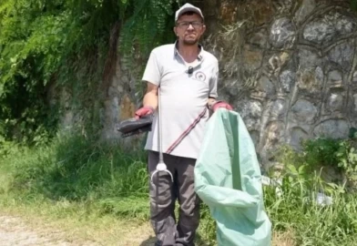 Düzce’de 3,5 milyon liralık çantayı bulan temizlik işçisine başkanlık ödülü